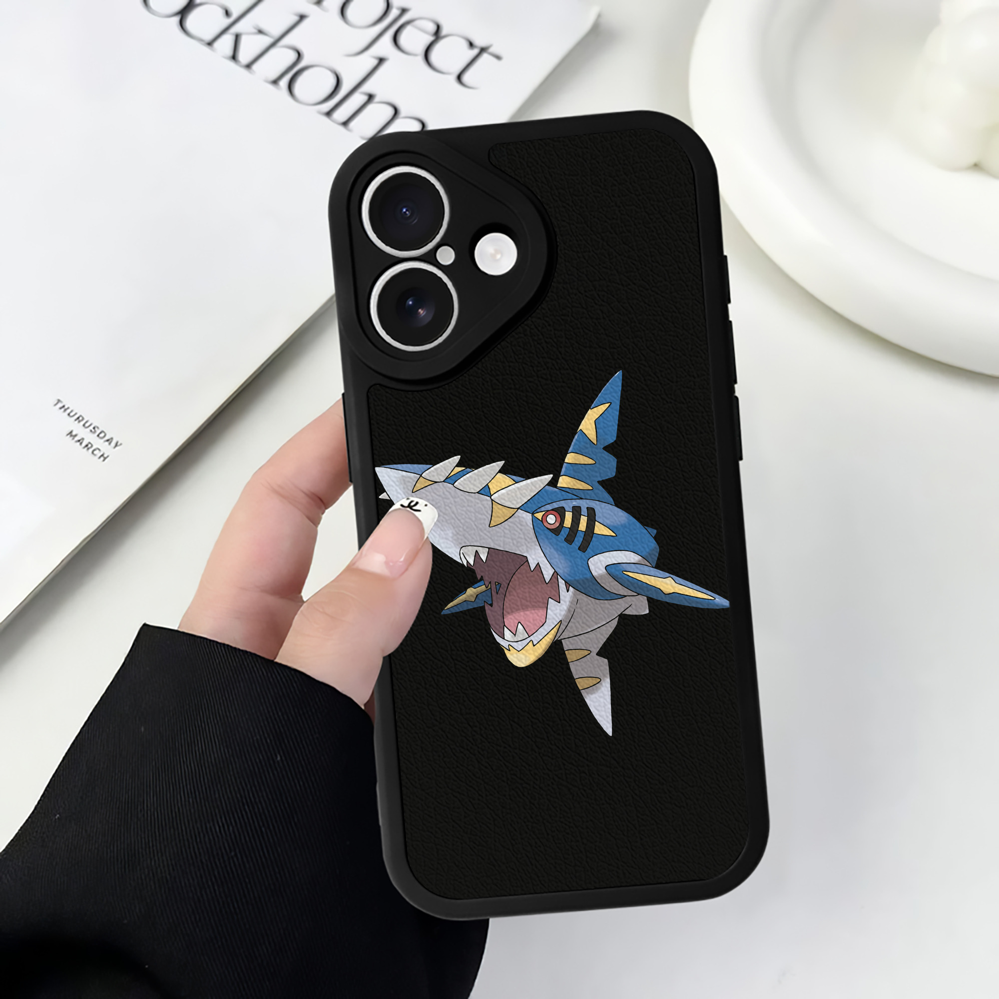 （画像用） ポケットモンスター Pokémon 【iPhone 16シリーズ対応】シリコンスマホケース（レザー調） 材質：シリコン
